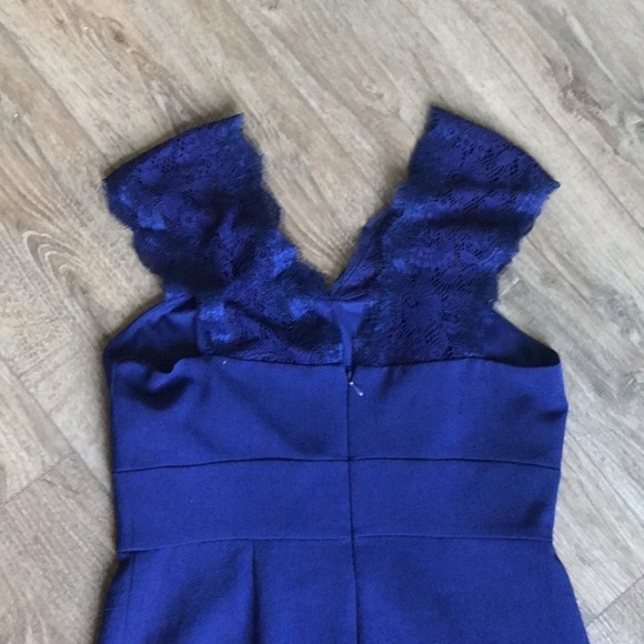 Adrianna Papell | Lace illusion sleeveless Deep V neck. Size 8 - Picture 4 of 6